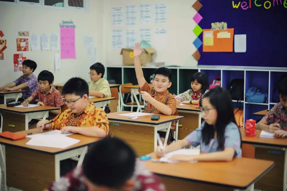 Siswa mengikuti kegiatan belajar di sekolah favorit hemat